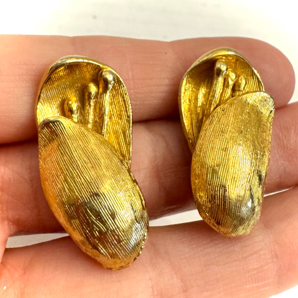Vintage Roget Flower Petal Tulips Gold Tone Earrings Clip On Screw Back Timeless